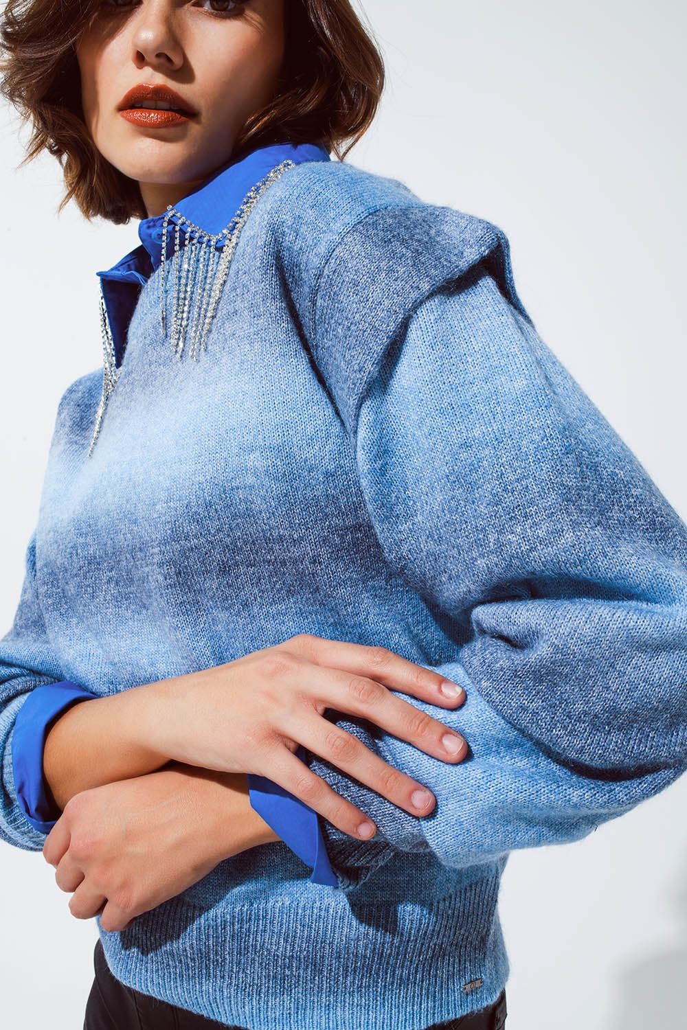 Jersey en diseño ombre azul con cuello redondo y detalles en las mangas