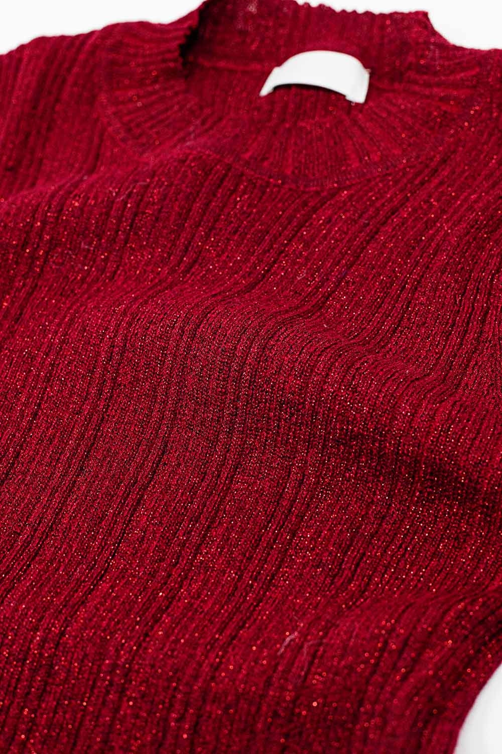 Jersey entallado de canalé en granate con detalle de hilo plateado