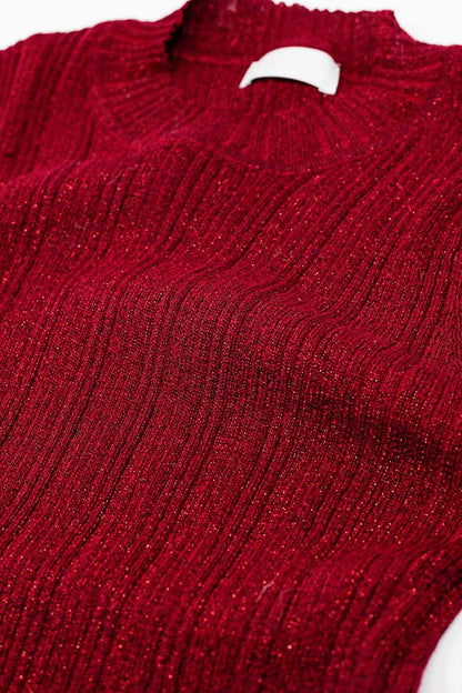 Jersey entallado de canalé en granate con detalle de hilo plateado