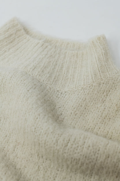 Jersey esponjoso beige con cuello alto y mangas globo