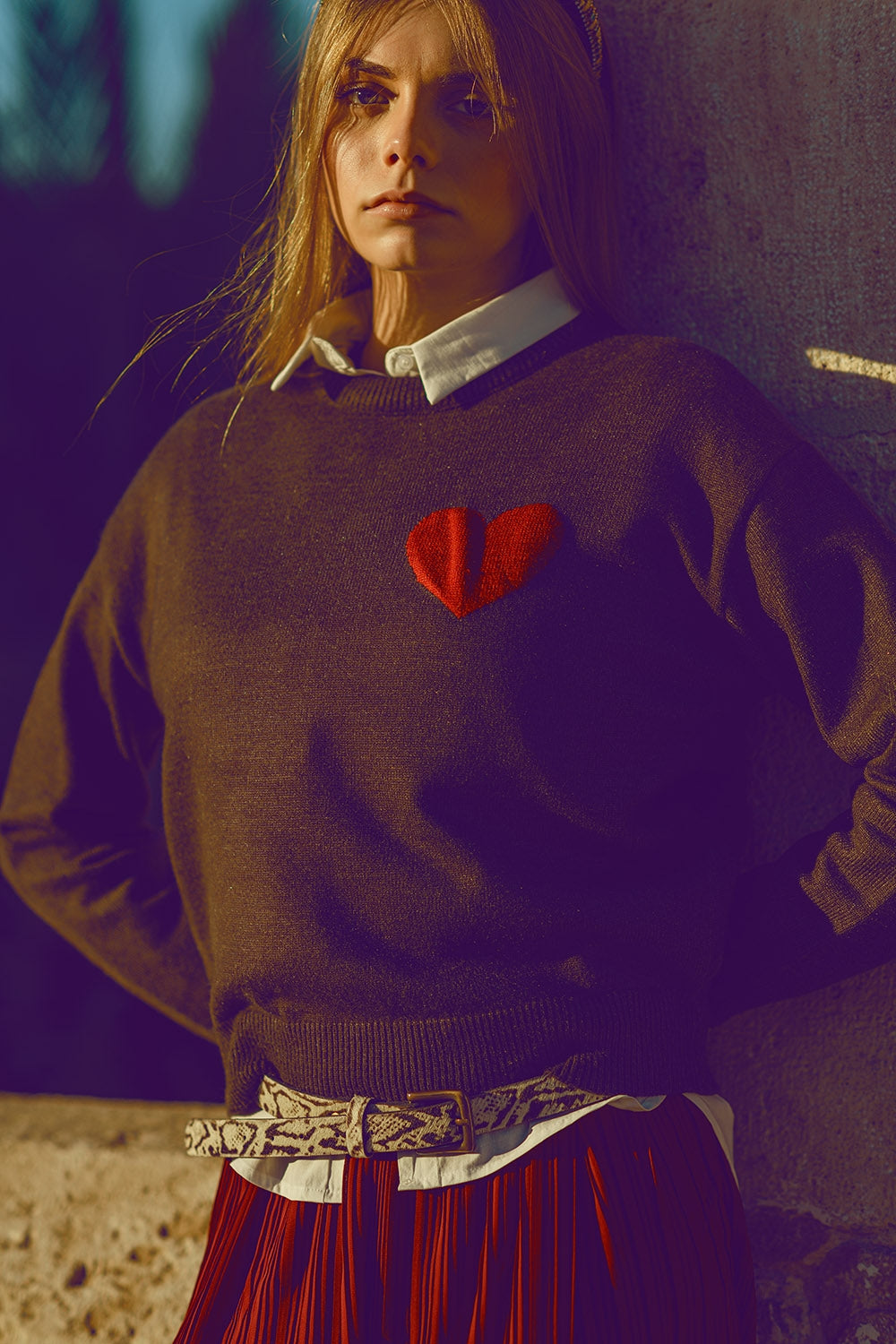 jersey gris carbón con detalle de corazón rojo