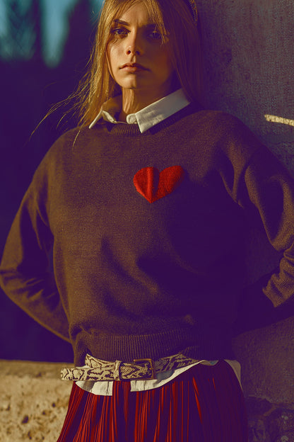 jersey gris carbón con detalle de corazón rojo