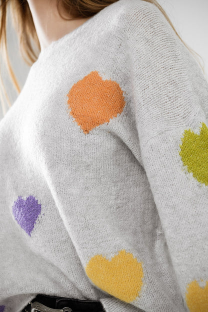 Jersey gris con cuello barco y estampado de corazones
