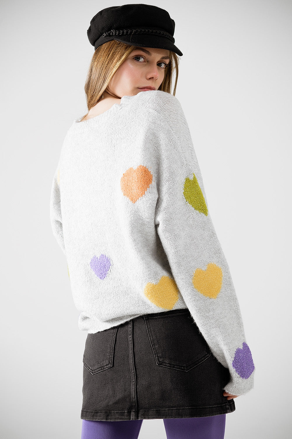 Jersey gris con cuello barco y estampado de corazones
