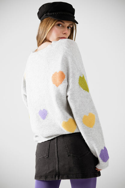 Jersey gris con cuello barco y estampado de corazones