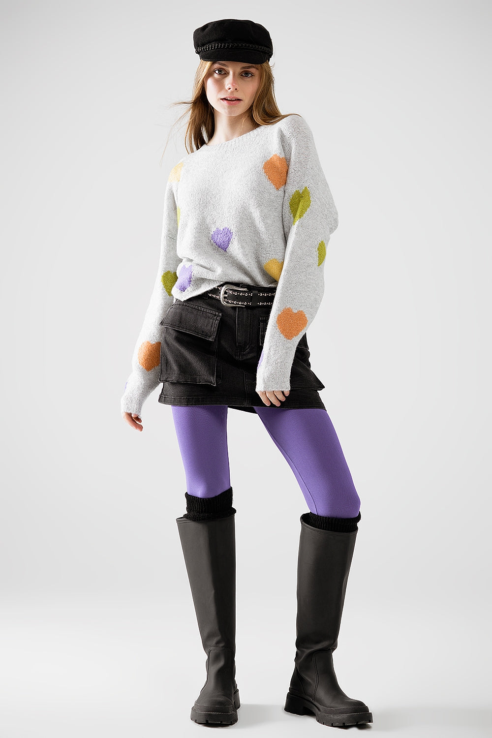 Jersey gris con cuello barco y estampado de corazones