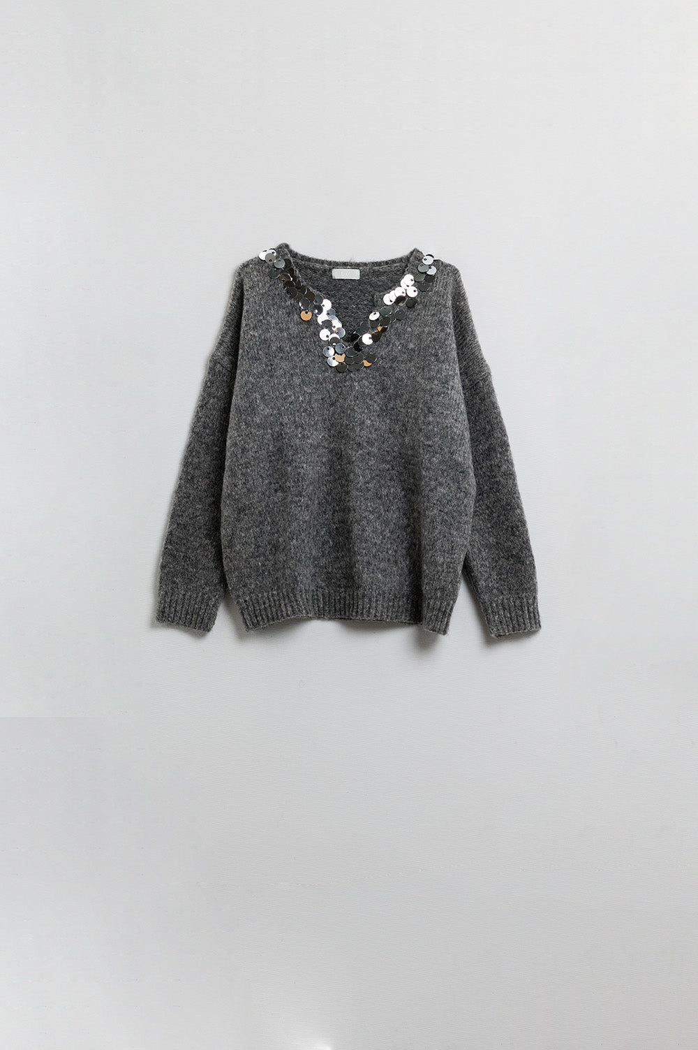 Jersey gris con cuello de pico y detalle de lentejuelas