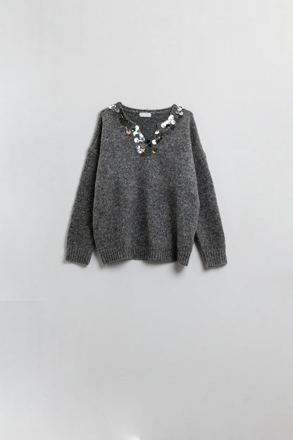 Jersey gris con cuello de pico y detalle de lentejuelas