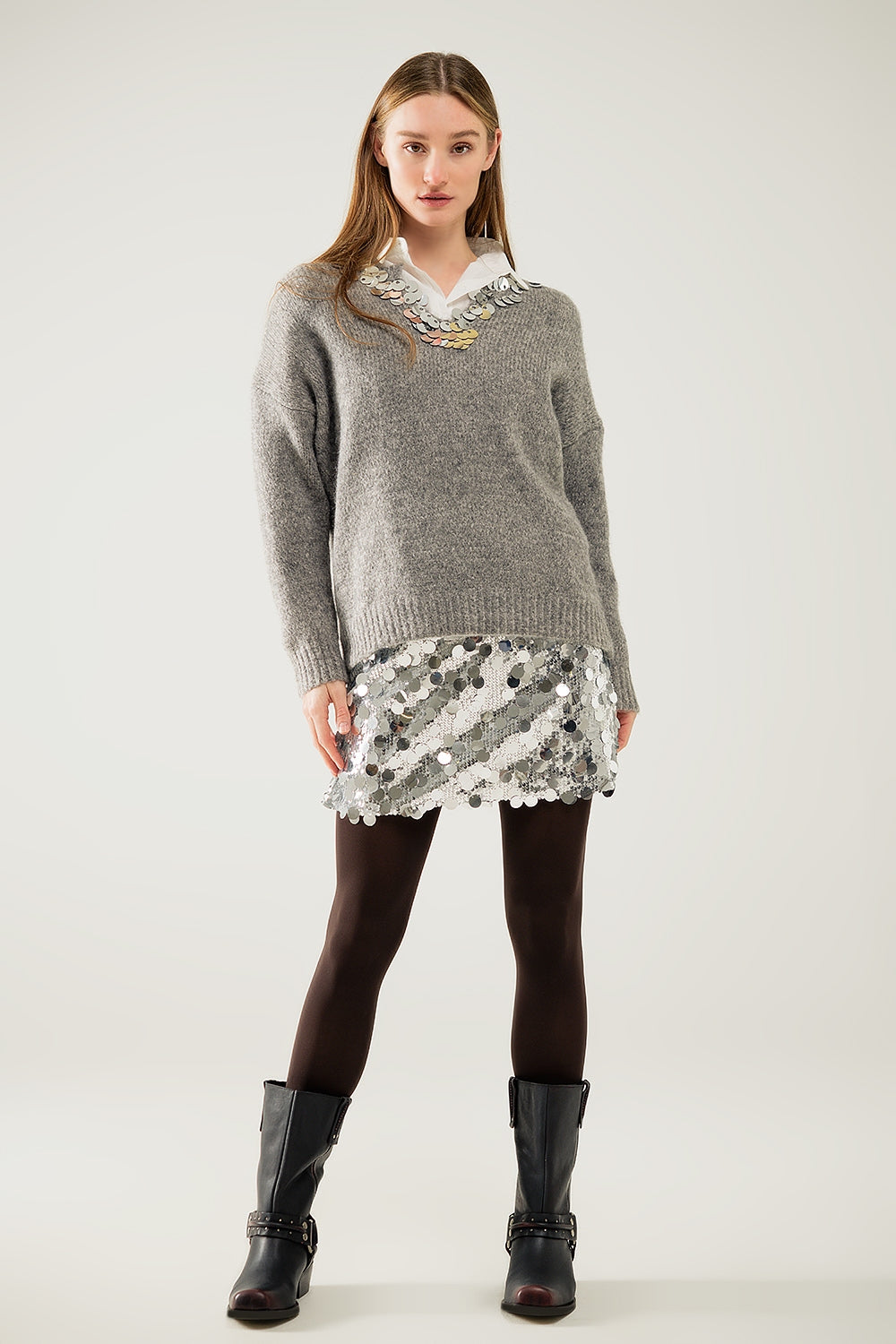 Jersey gris con cuello de pico y detalle de lentejuelas