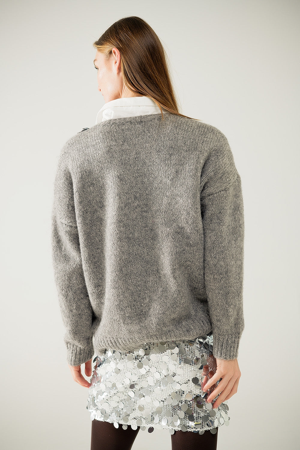 Jersey gris con cuello de pico y detalle de lentejuelas