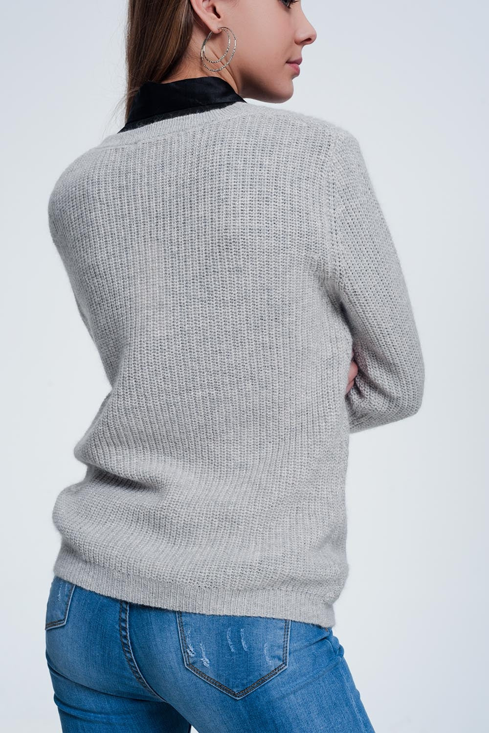 Jersey gris con detalles calados