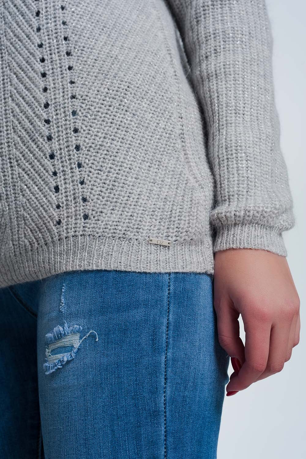 Jersey gris con detalles calados