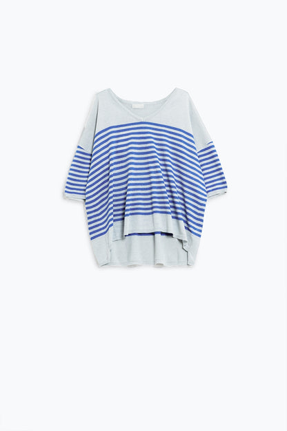 Jersey gris con rayas azules y cuello de pico
