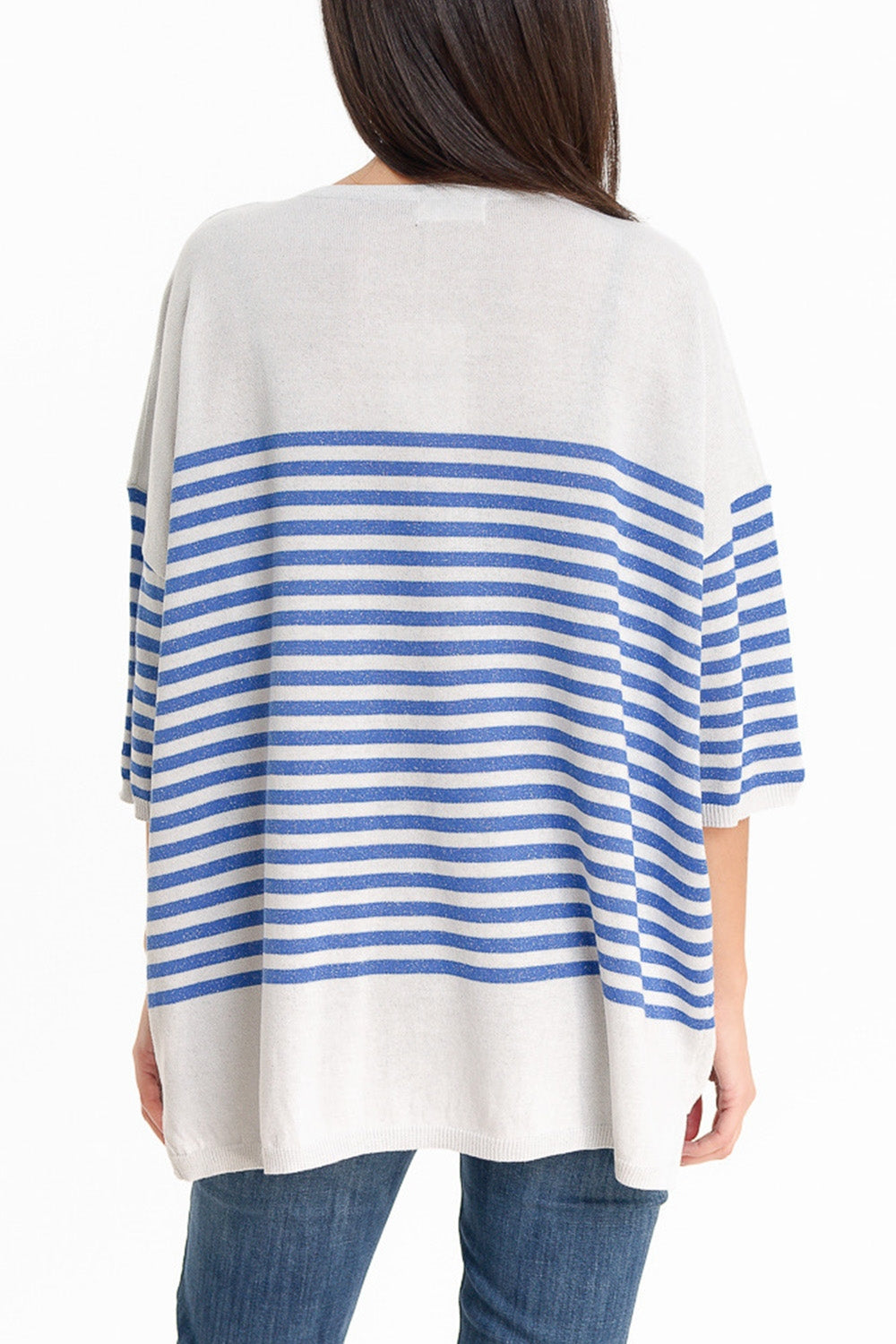 Jersey gris con rayas azules y cuello de pico