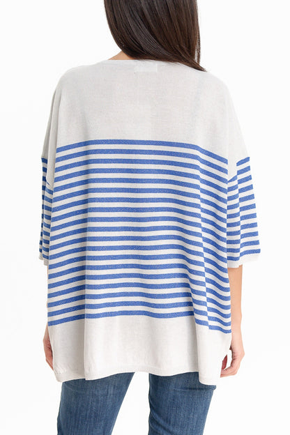 Jersey gris con rayas azules y cuello de pico