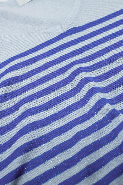 Jersey gris con rayas azules y cuello de pico
