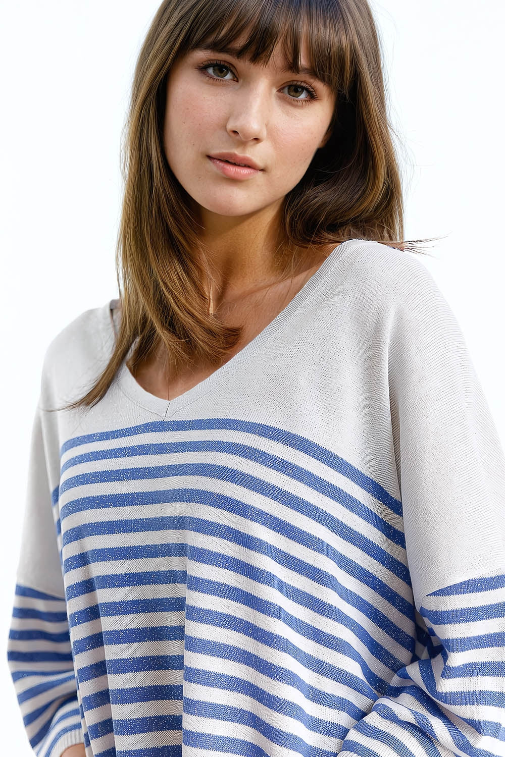 Jersey gris con rayas azules y cuello de pico