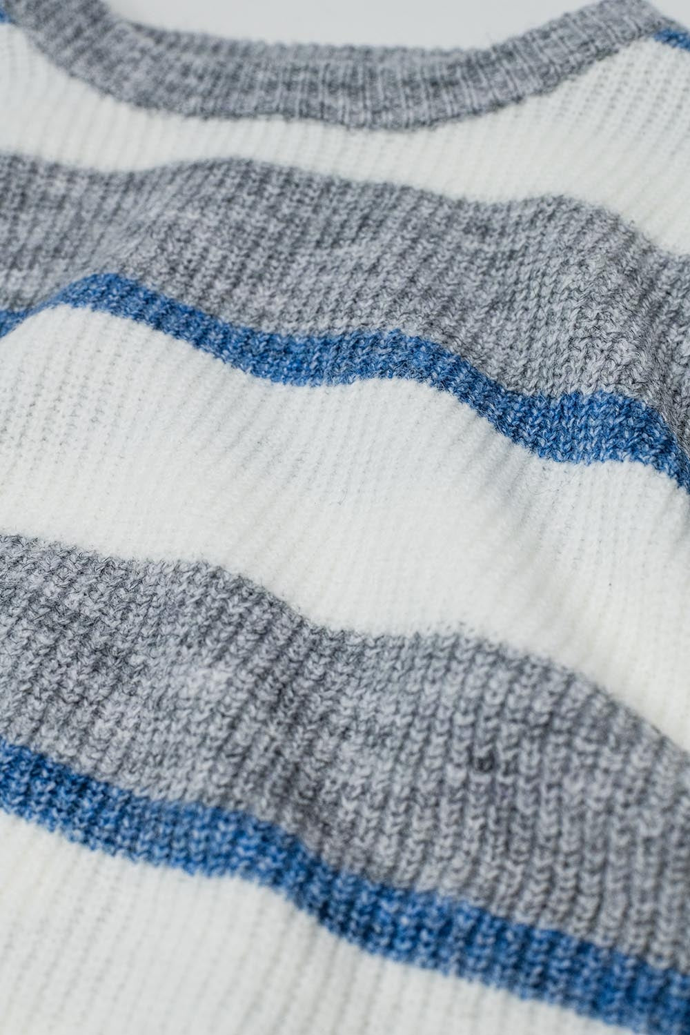 Jersey gris con rayas crudas y azules