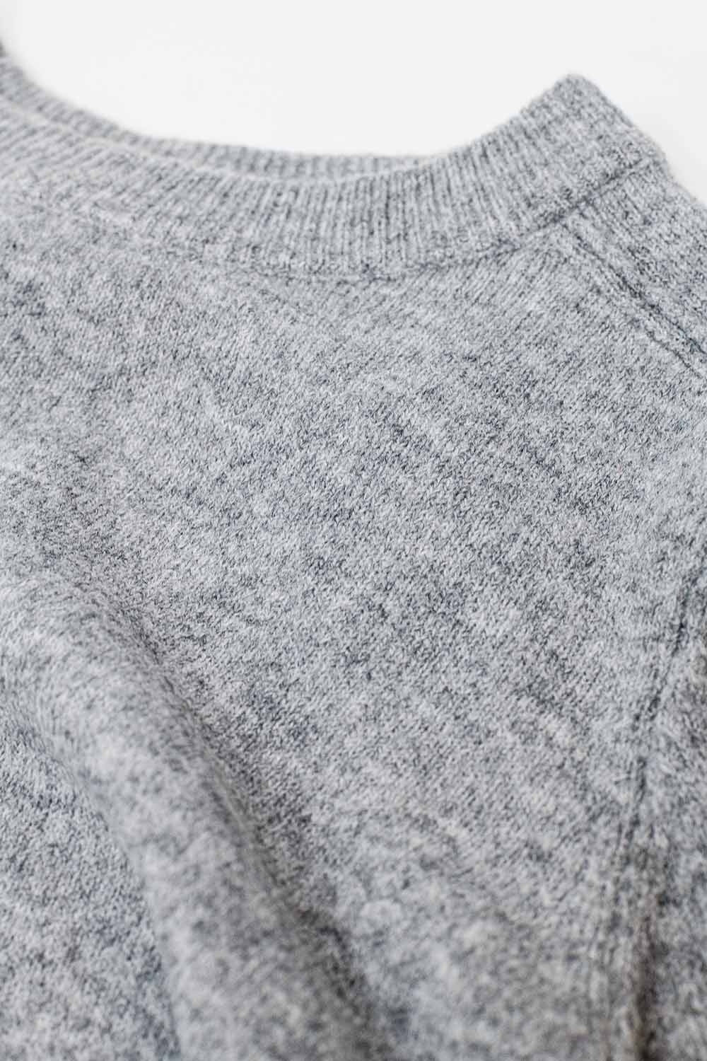 Jersey gris de cuello redondo con detalle de costura en la manga
