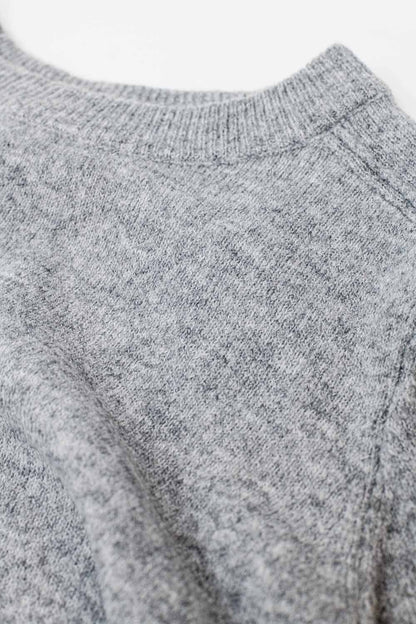 Jersey gris de cuello redondo con detalle de costura en la manga