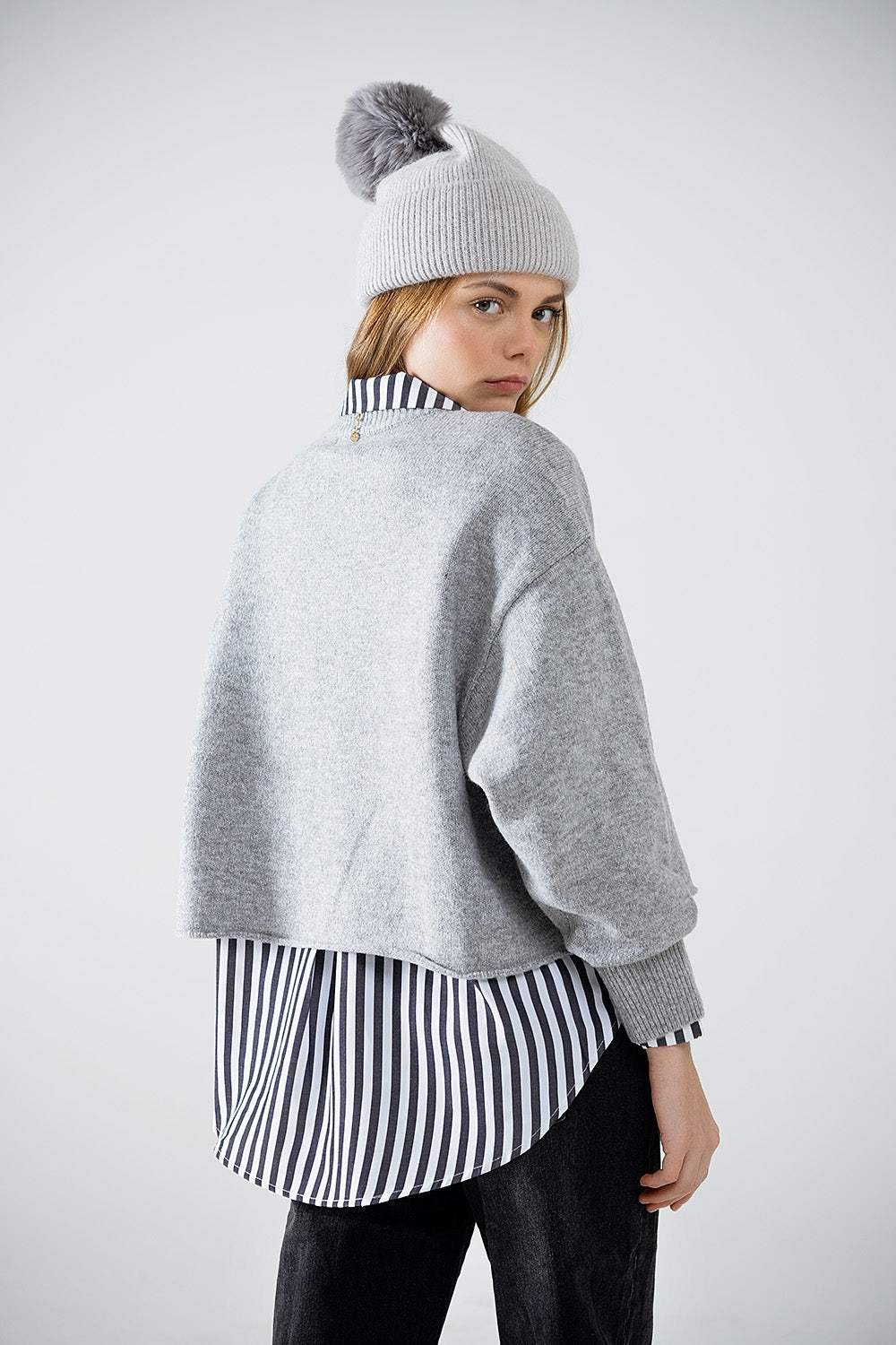 Jersey gris de punto suave con mangas globo