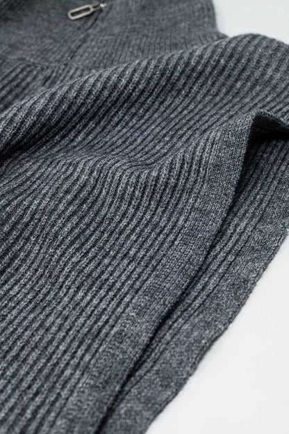 Jersey gris sin mangas de cuello alto con cierre de cremallera