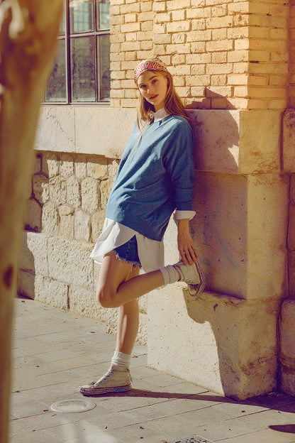 Jersey holgado de punto fino en azul con cuello redondo