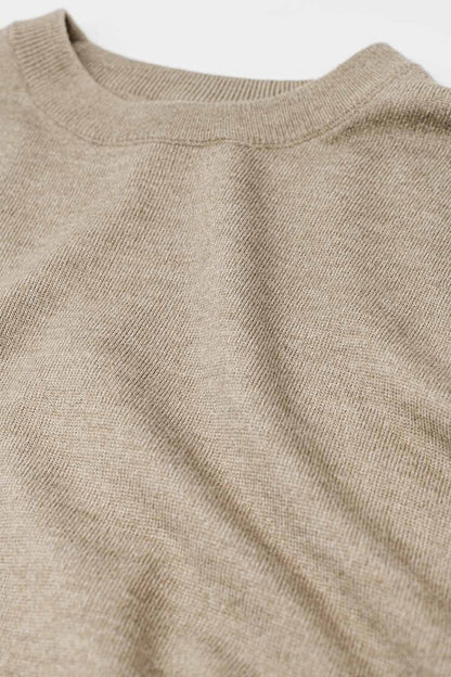 Jersey holgado de punto fino en color beige con cuello redondo