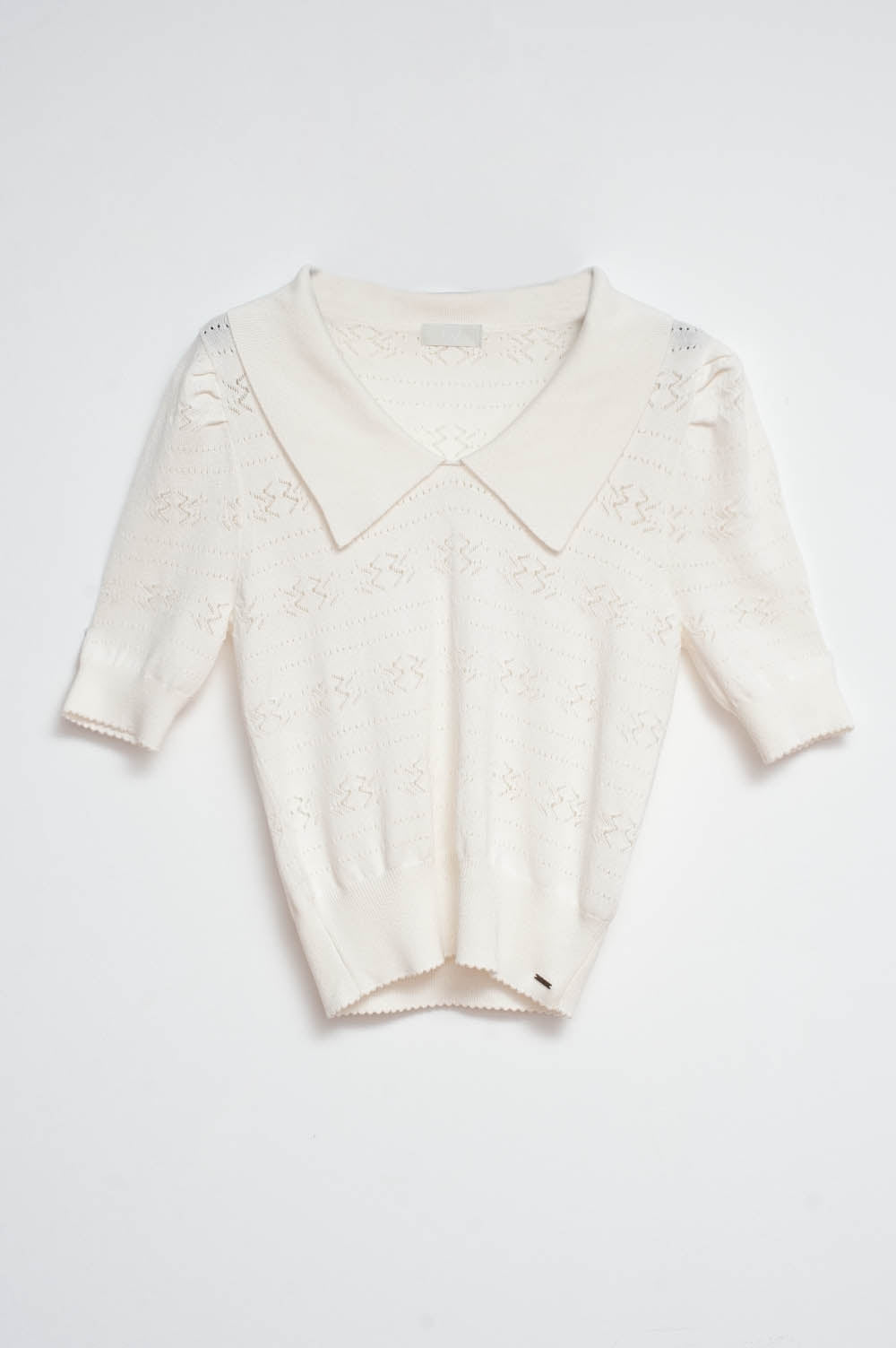 Q2 Jersey manga corta crema con detalles calados y cuello estilo polo
