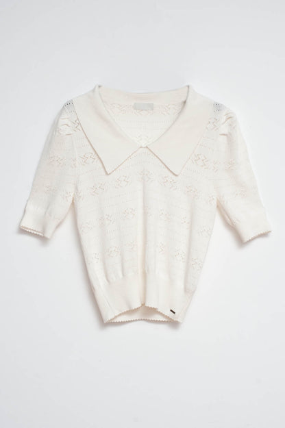 Q2 Jersey manga corta crema con detalles calados y cuello estilo polo