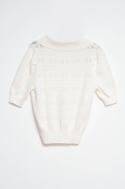 Jersey manga corta crema con detalles calados y cuello estilo polo