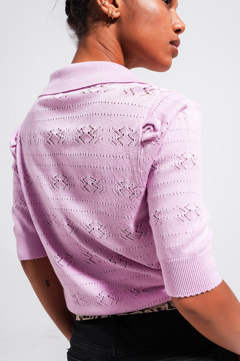 Jersey manga corta rosa con detalles calados y cuello estilo polo