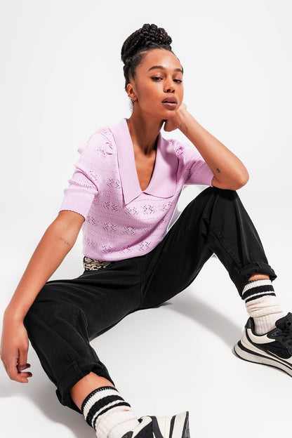 Jersey manga corta rosa con detalles calados y cuello estilo polo