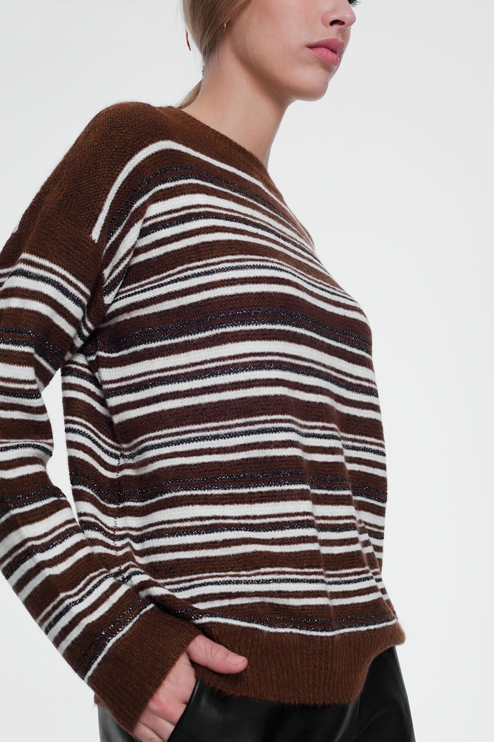 Jersey marron a rayas con acabado metalizado
