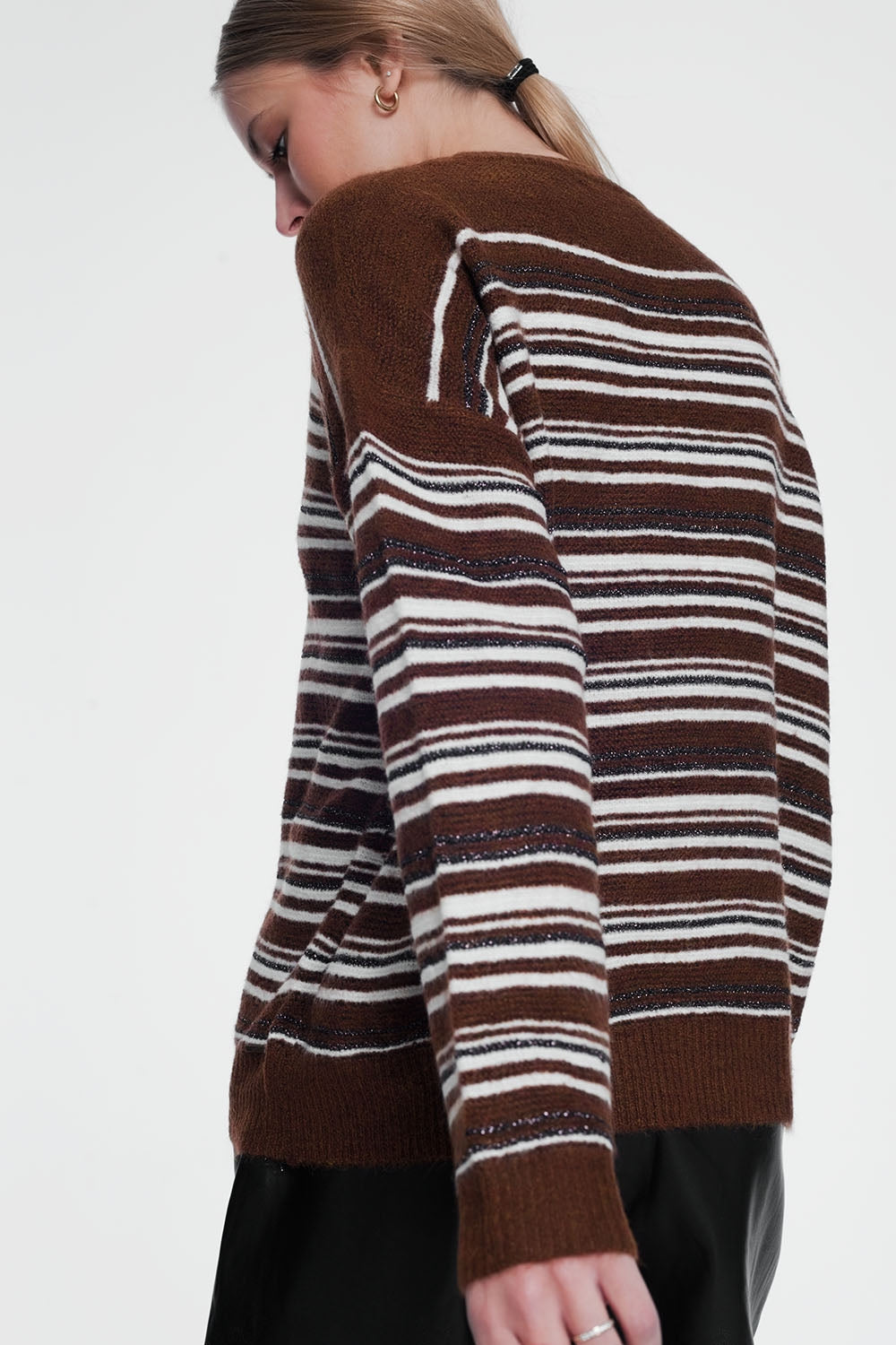Jersey marron a rayas con acabado metalizado