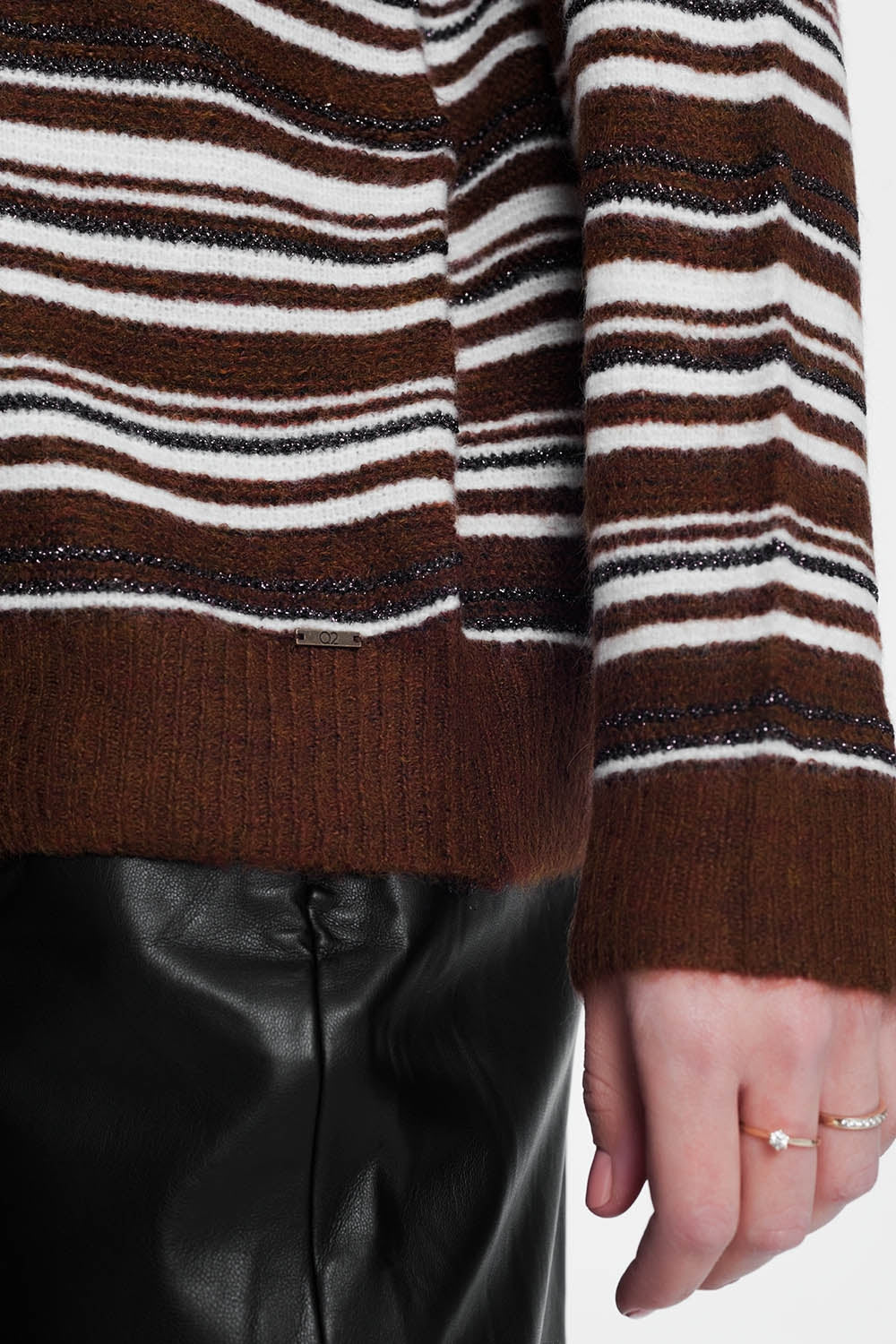 Jersey marron a rayas con acabado metalizado
