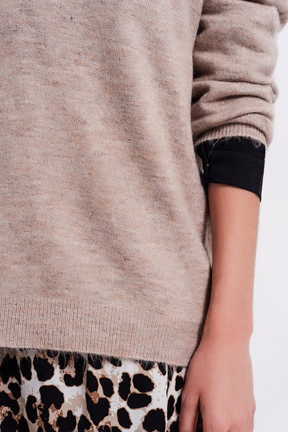 Jersey marron claro con cuello de pico