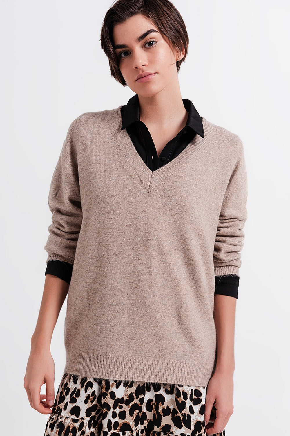 Jersey marron claro con cuello de pico