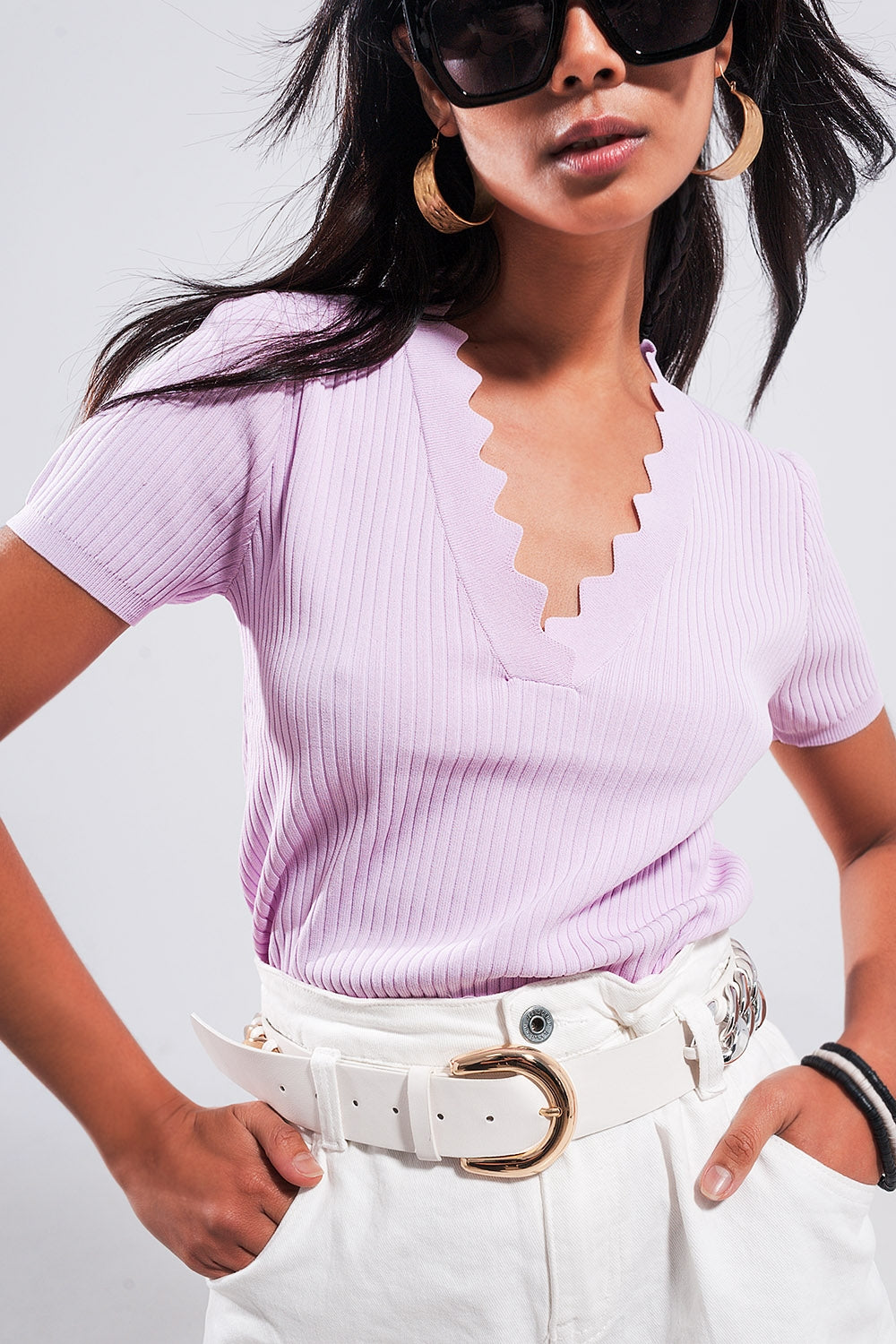 Jersey morado con cuello de pico de canalé