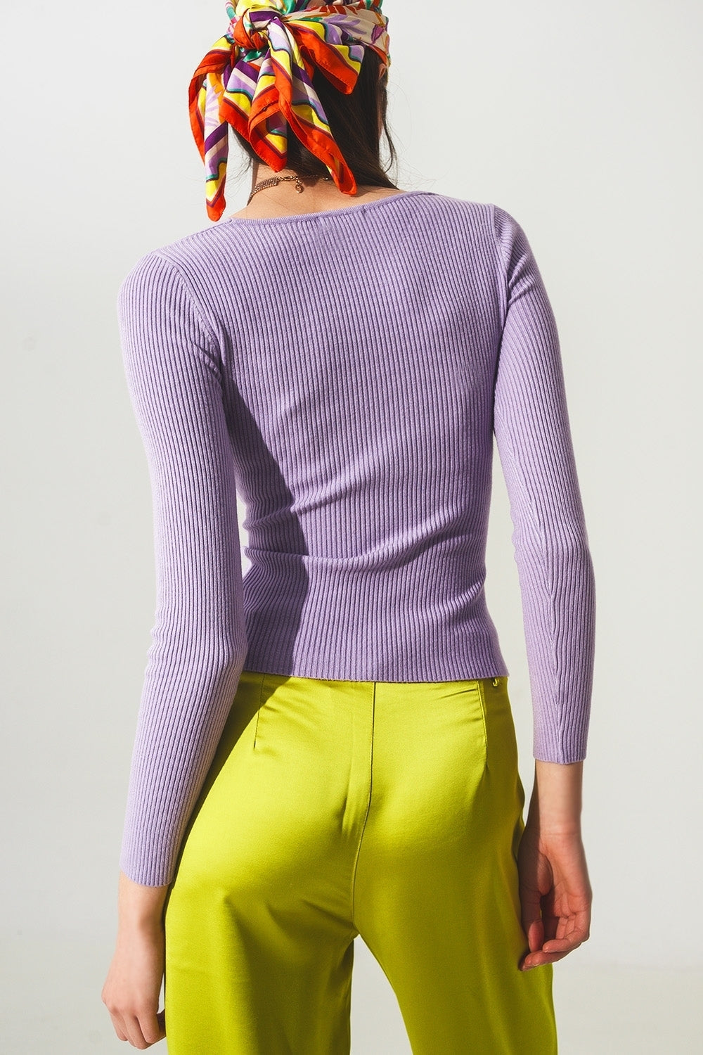 Jersey morado de canalé con cuello de pico