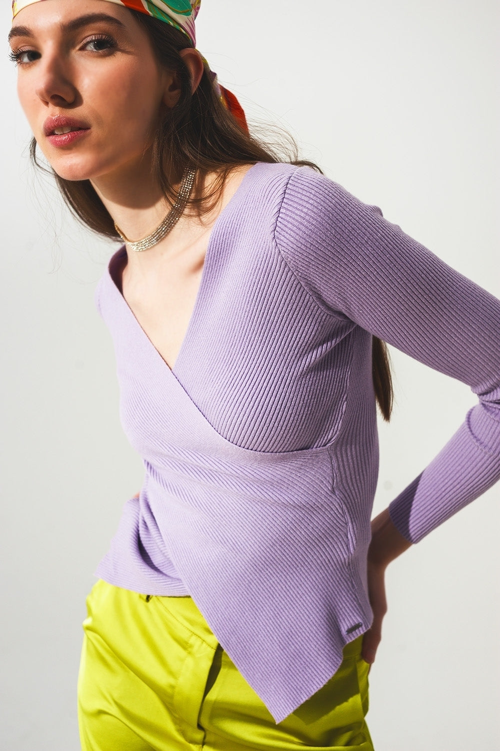 Jersey morado de canalé con cuello de pico