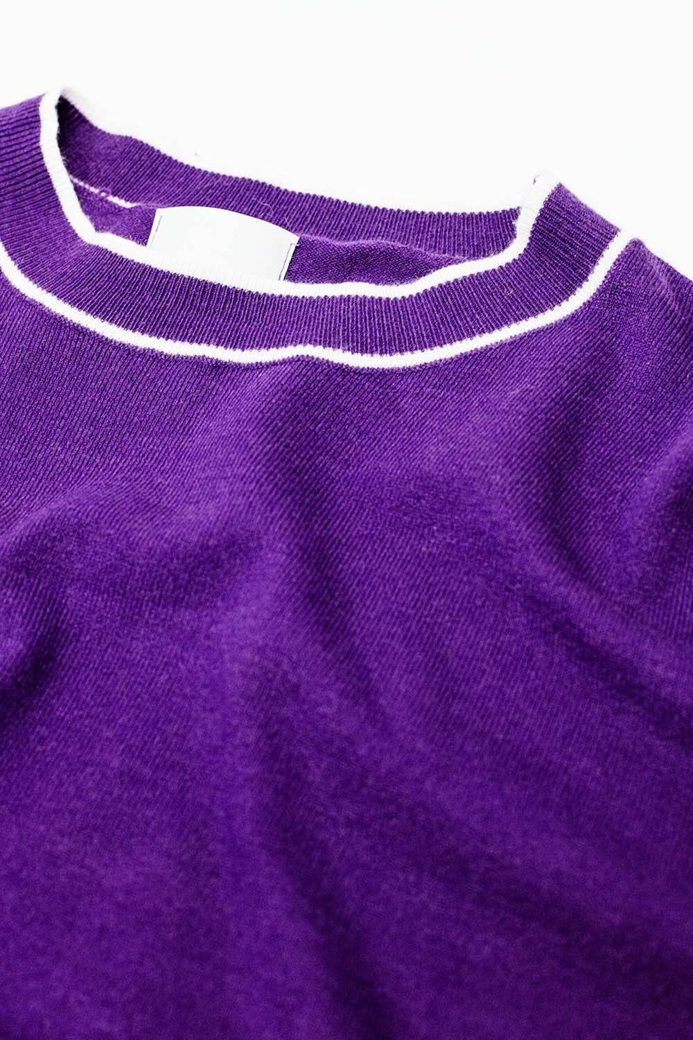 Jersey morado de manga corta con detalle de líneas blancas