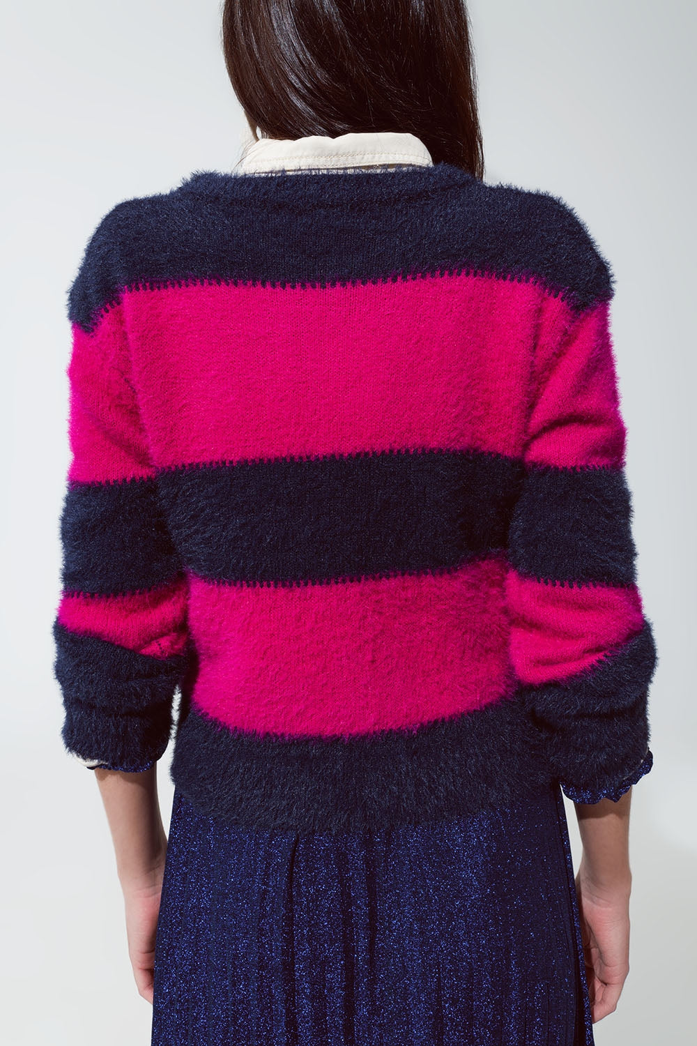 Jersey morado y azul con rayas y cuello redondo