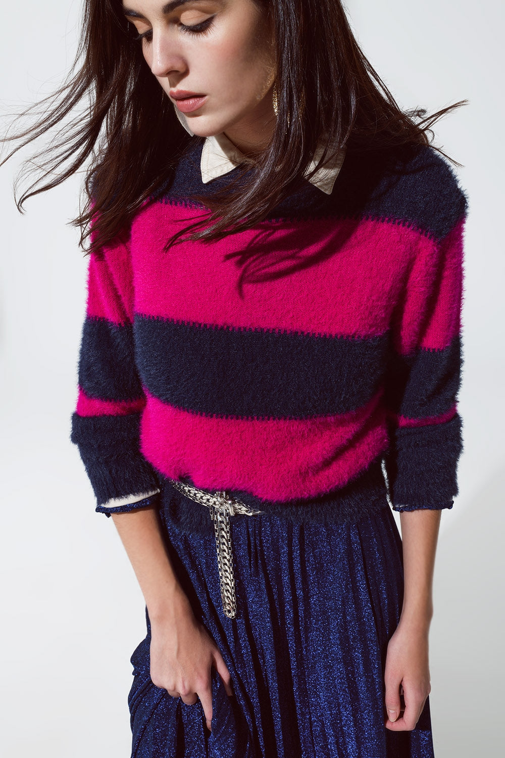 Jersey morado y azul con rayas y cuello redondo