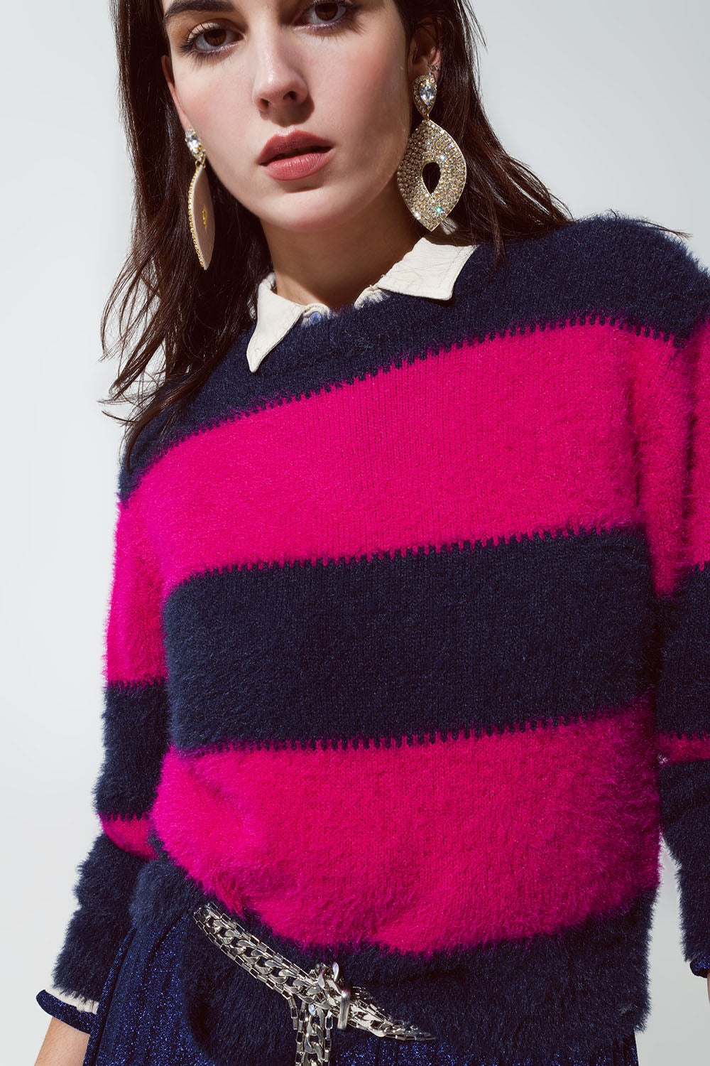 Jersey morado y azul con rayas y cuello redondo