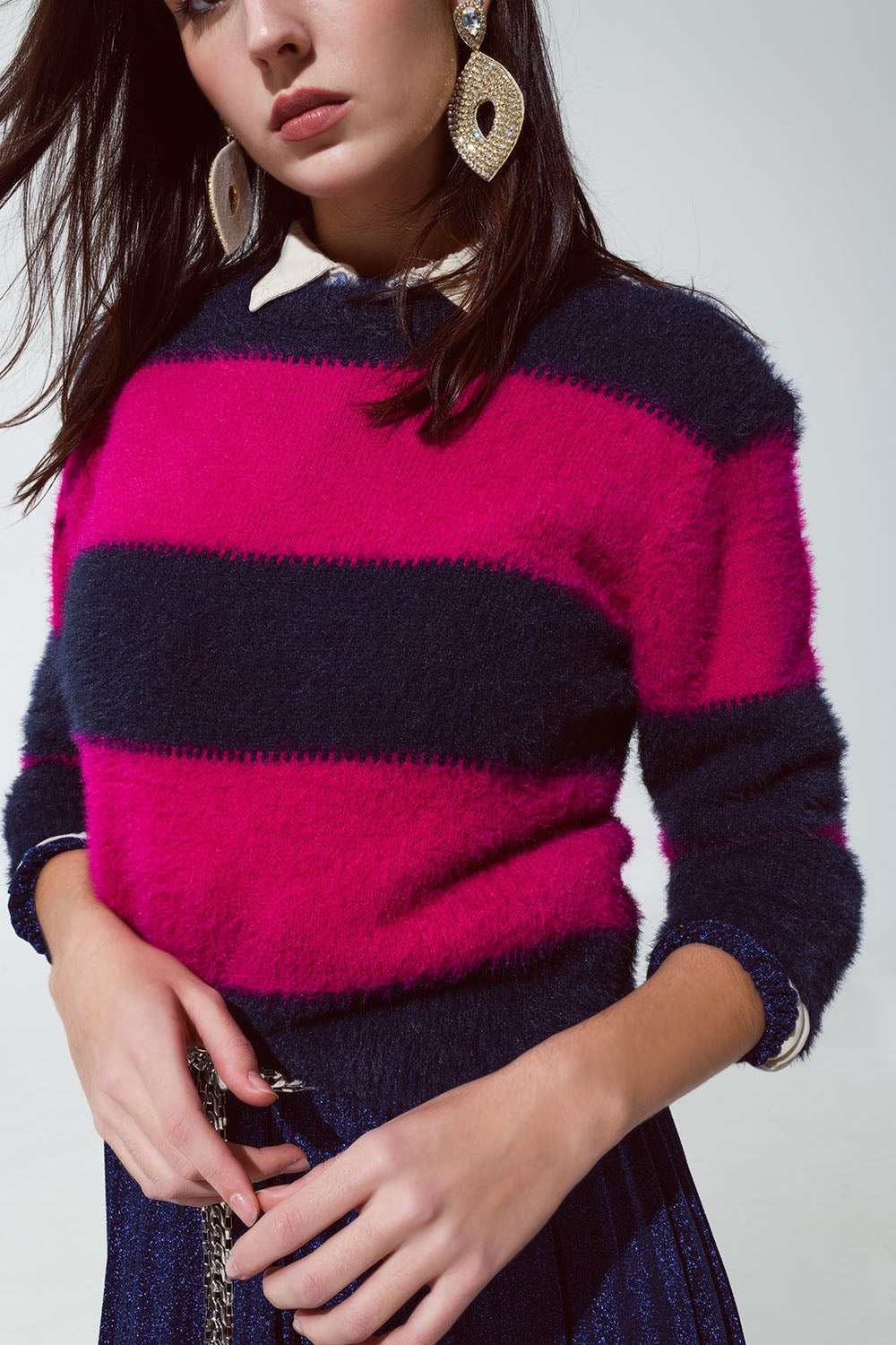 Jersey morado y azul con rayas y cuello redondo