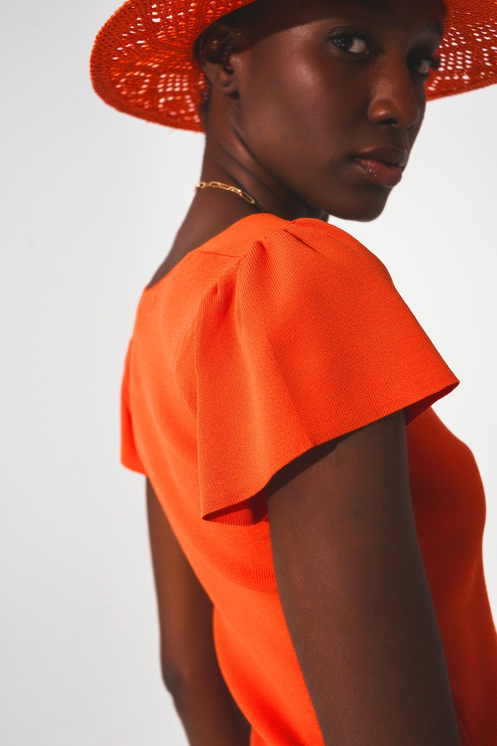 Jersey naranja con mangas abullonadas y escote cuadrado