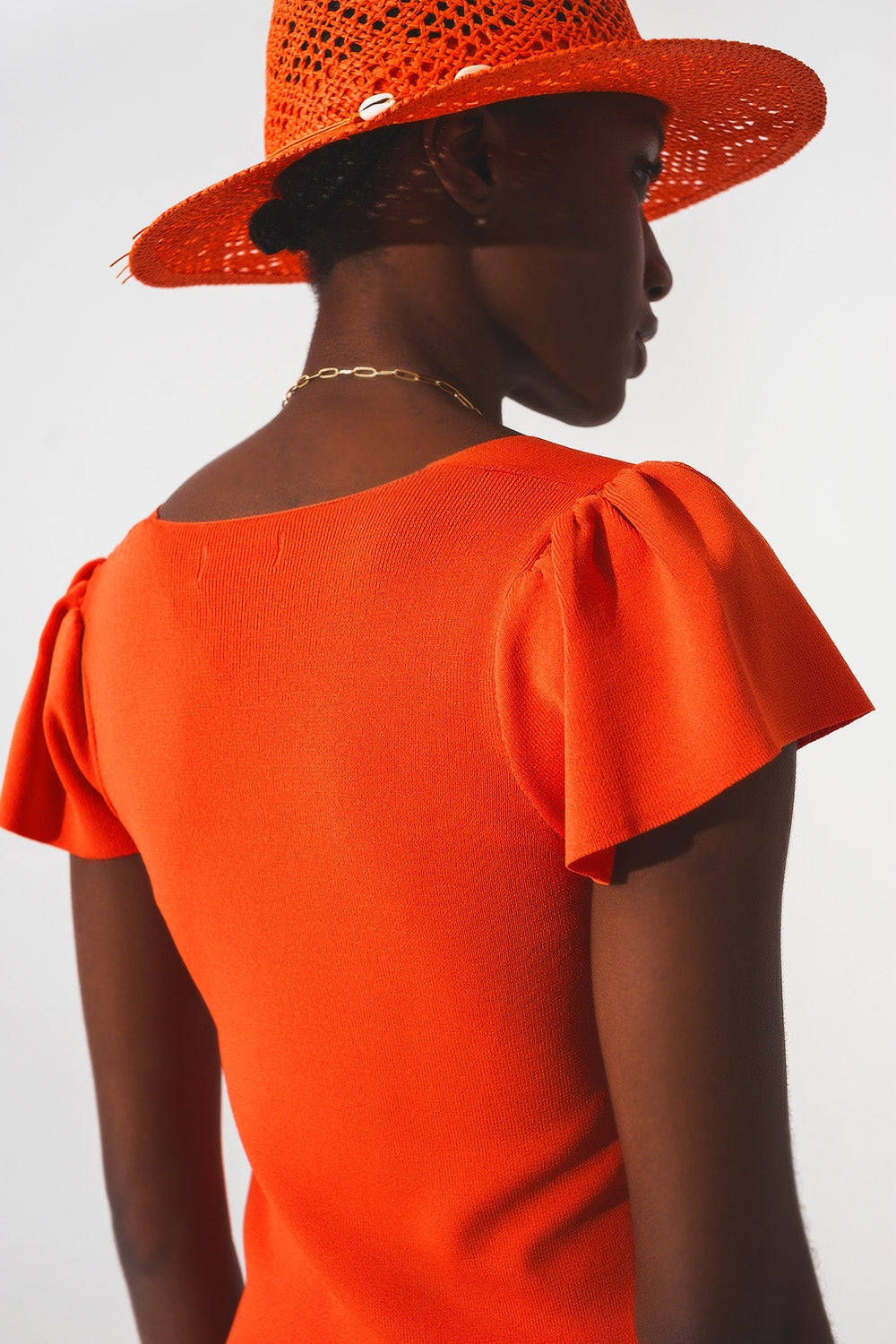 Jersey naranja con mangas abullonadas y escote cuadrado