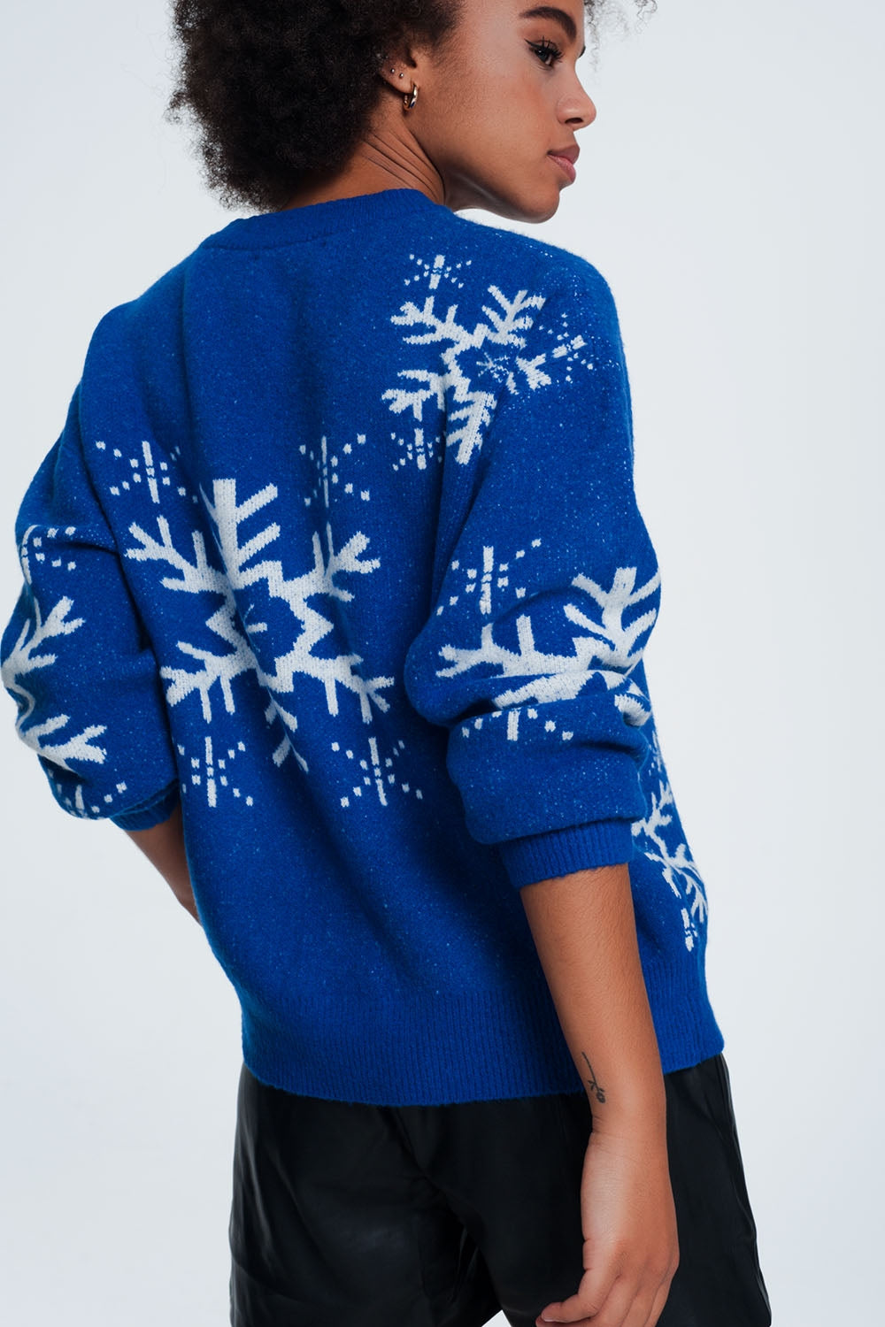 Jersey navideño con diseño de copos de nieve en color azul