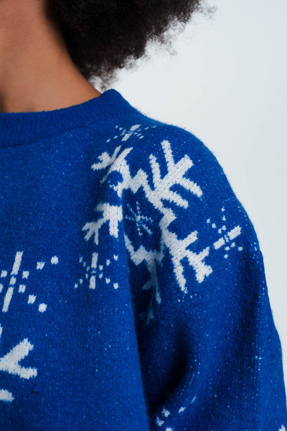 Jersey navideño con diseño de copos de nieve en color azul